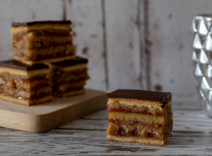 ŽERBO KOCKE, KLASIK KOJI ODOLEVA TRENDOVIMA: Recept za posni kolač koji ćete s ponosom izneti na trpezu