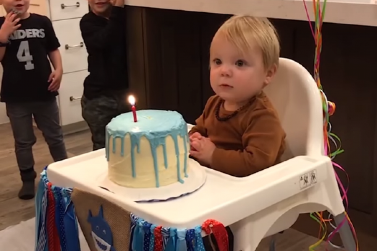 MALENI DEČAK JE UZBUĐENO GLEDAO U ROĐENDANSKU TORTU: A onda je uradio nešto što niko nije očekivao i završio u suzama!(VIDEO)