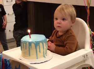 MALENI DEČAK JE UZBUĐENO GLEDAO U ROĐENDANSKU TORTU: A onda je uradio nešto što niko nije očekivao i završio u suzama!(VIDEO)