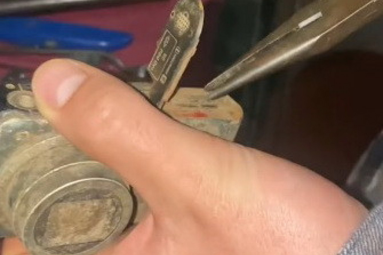 BIO JE NA PLANINARENJU A ONDA JE NAŠAO FOTOAPARAT: Ono što je bilo na snimku ga je potpuno iznenadilo, lik ovog muškarca je dobro znao (FOTO)