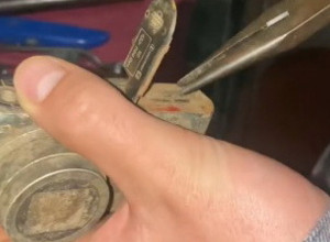 BIO JE NA PLANINARENJU A ONDA JE NAŠAO FOTOAPARAT: Ono što je bilo na snimku ga je potpuno iznenadilo, lik ovog muškarca je dobro znao (FOTO)