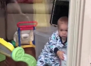 DEČAK JE POSMATRAO RODITELJE IZ PRIKRAJKA: Ono što su mu uradili kada su ga uočili da se skriva, sigruno će dugo pamtiti (VIDEO)