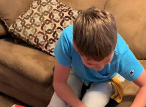 GODINAMA JE PRIŽELJKIVAO SAMO JEDAN POKLON: Kad je otvorio paket usledilo je nešto što njegovi roditelji nisu očekivali! (VIDEO)
