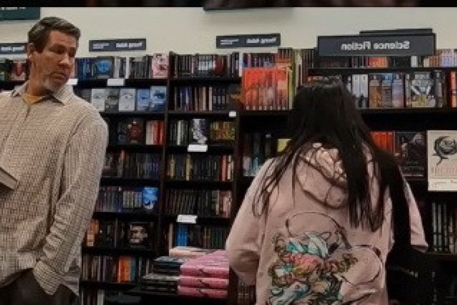 NIJE MOGAO DA SE SUZDRŽI: Ono što ovaj čovek radi u prodavnici je šokiralo sve prisutne (VIDEO)