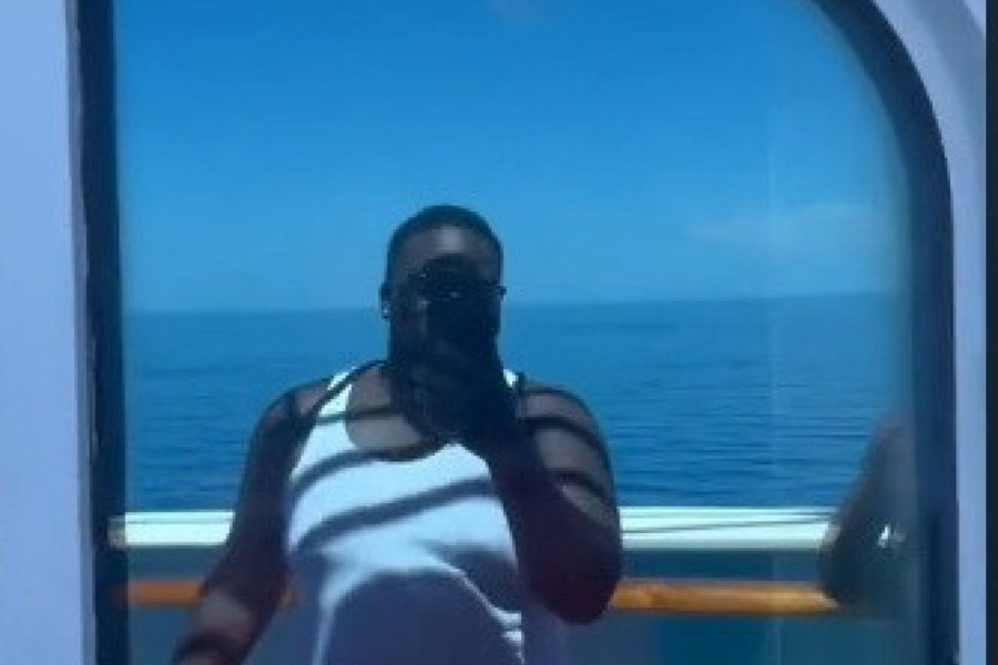 IZBEZUMIO SE OD STRAHA KAD JE VIDEO KO GA POSMATRA: Želeo da napravi selfi dok se vozio kruzerom, ovo mu se pojavilo na prozoru! (VIDEO)