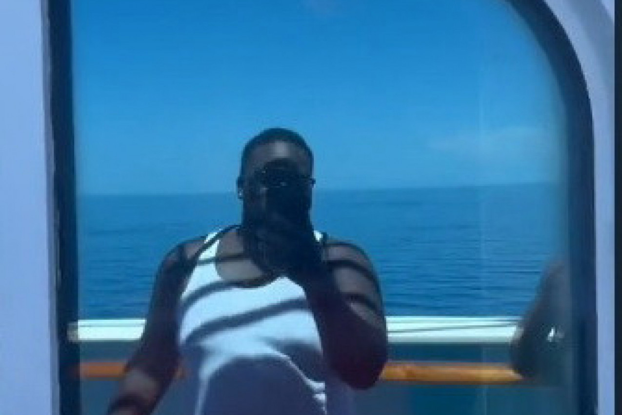 IZBEZUMIO SE OD STRAHA KAD JE VIDEO KO GA POSMATRA: Želeo da napravi selfi dok se vozio kruzerom, ovo mu se pojavilo na prozoru! (VIDEO)
