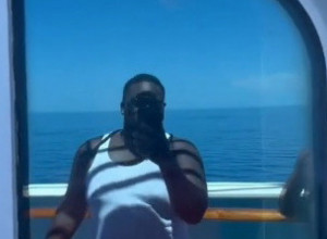 IZBEZUMIO SE OD STRAHA KAD JE VIDEO KO GA POSMATRA: Želeo da napravi selfi dok se vozio kruzerom, ovo mu se pojavilo na prozoru! (VIDEO)