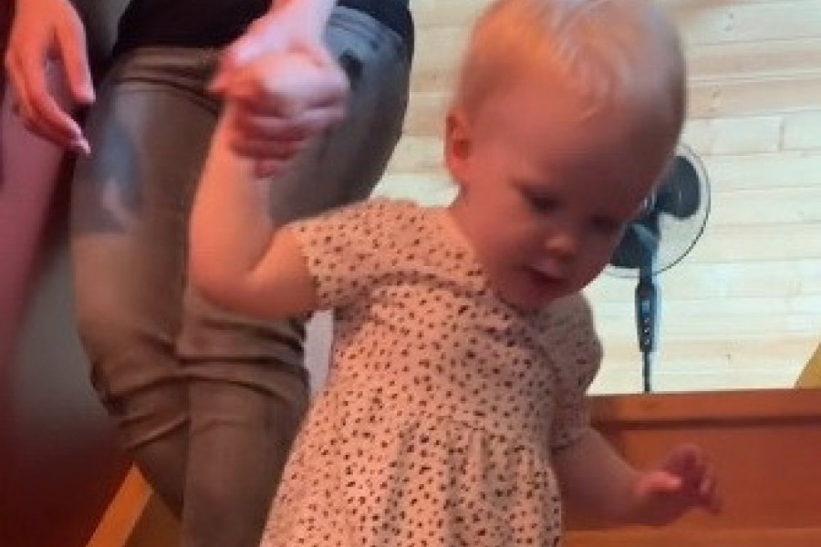 OVA DEVOJČICA IMA TEK GODINU DANA, A VEĆ JE GENIJE: Ponosna tetka je pokazala šta sve ume njena malena sestričina! (VIDEO)