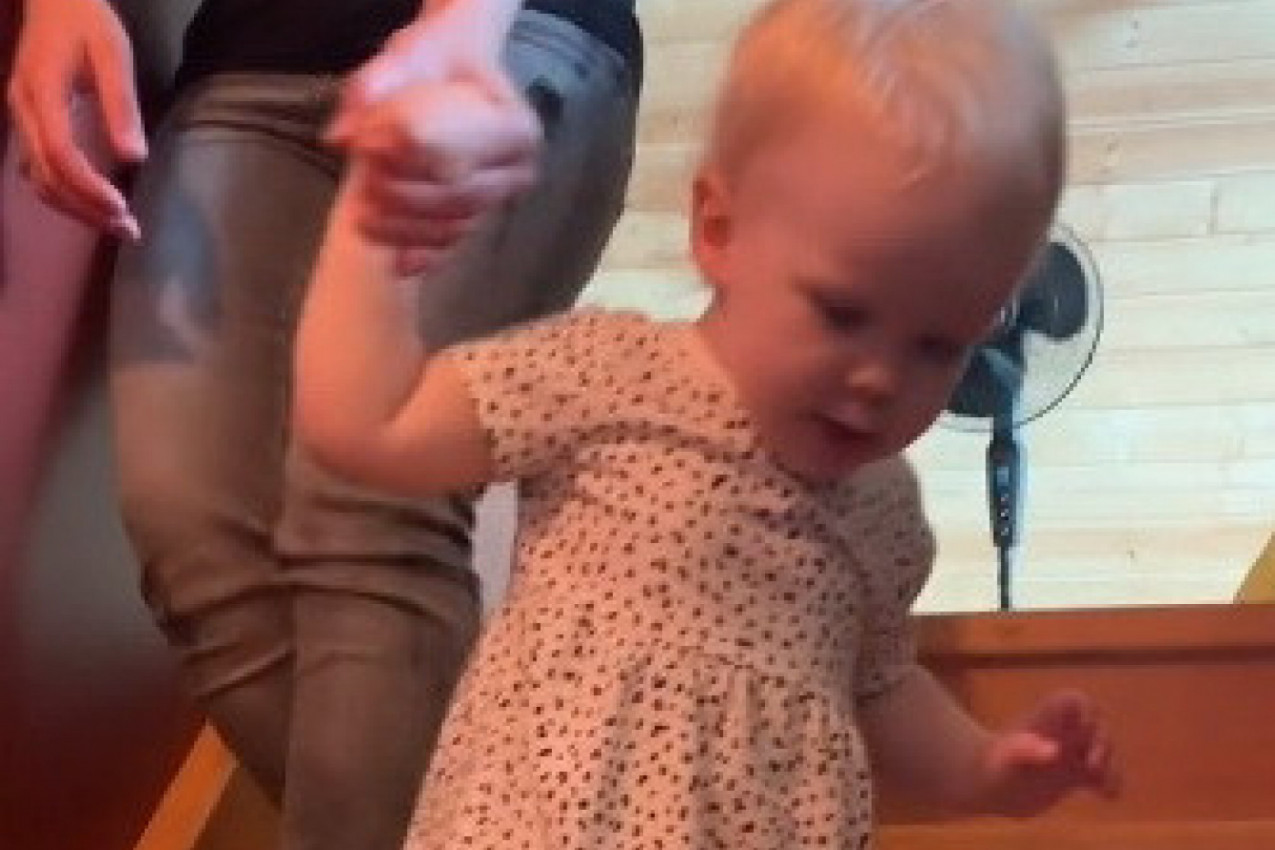 OVA DEVOJČICA IMA TEK GODINU DANA, A VEĆ JE GENIJE: Ponosna tetka je pokazala šta sve ume njena malena sestričina! (VIDEO)