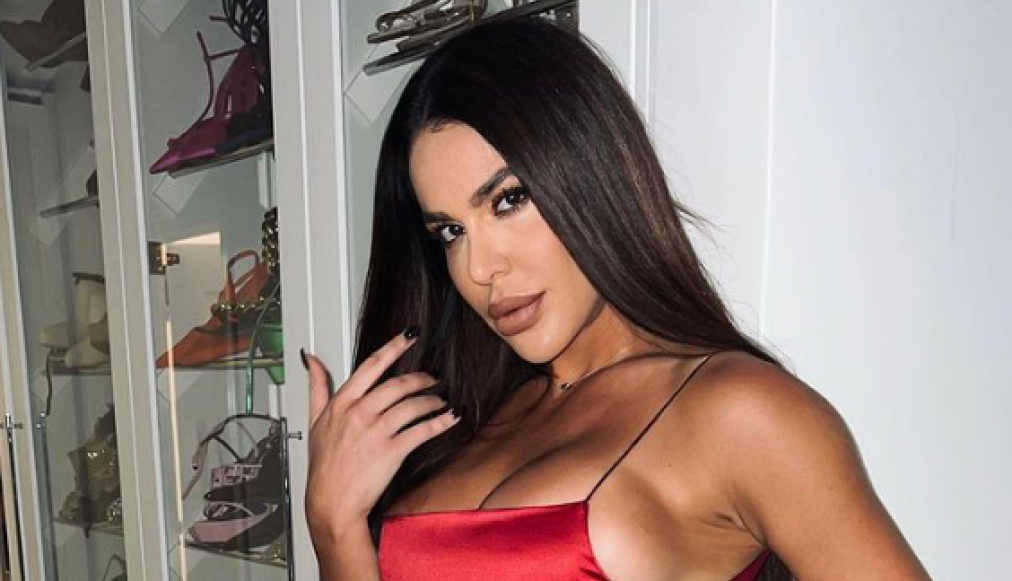 MARINA VISKOVIĆ POKAZALA SVE ATRIBUTE NA IZVOLTE: Pevačica se skinula, a ovaj detalj otkriva da li nosi donji veš (FOTO+VIDEO)