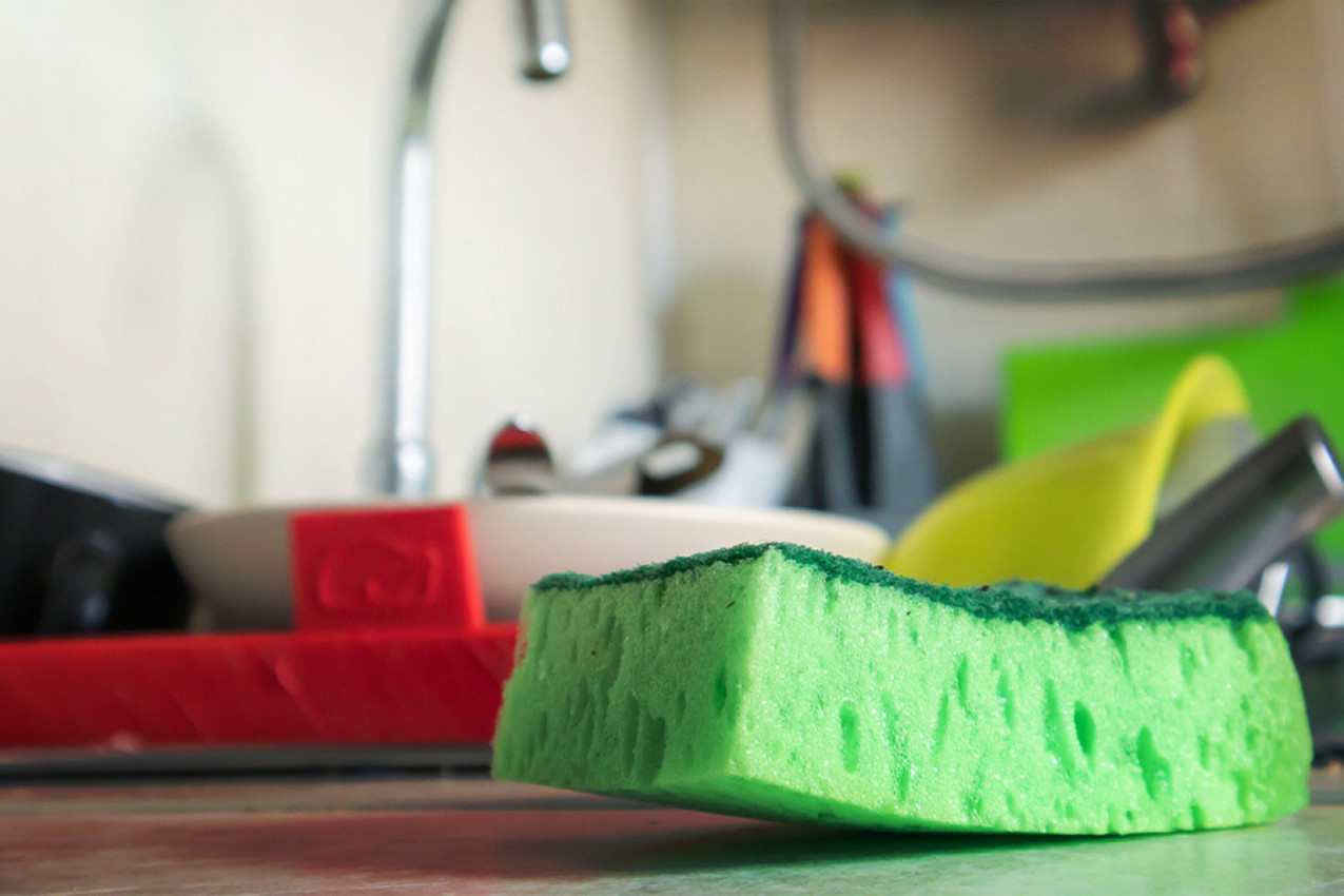 SVE VIŠE ŽENA STAVLJA SUNĐER ZA SUDOVE U ZAMRZIVAČ: Razlog će vas potpuno iznenaditi kao i njegova namena!