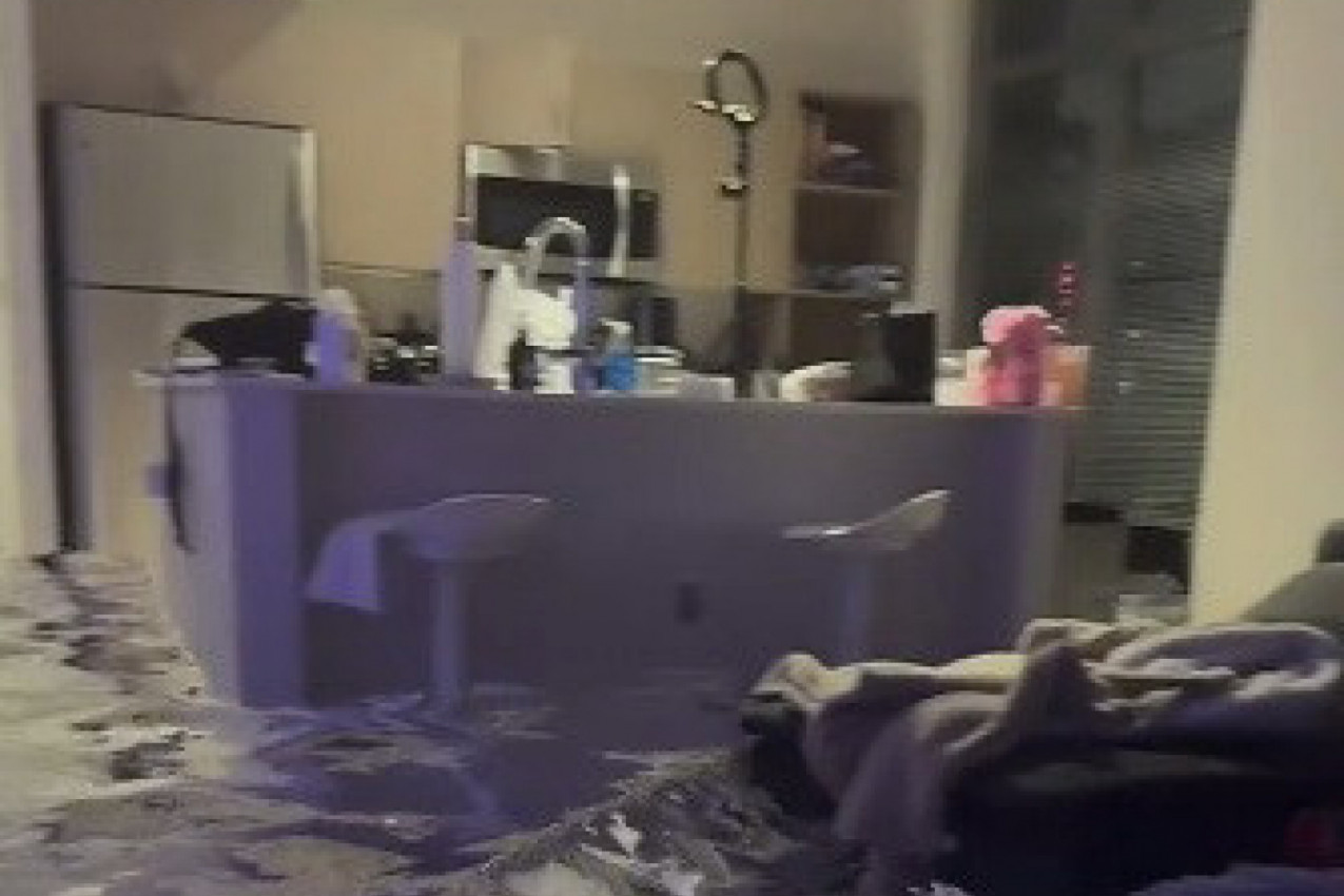 SVE JE PLIVALO U DNEVNOJ SOBI UKLJUČUJUĆI I PSA: Šef joj nije verovao kad mu je poslala snimak iz poplavljene kuće! (VIDEO)