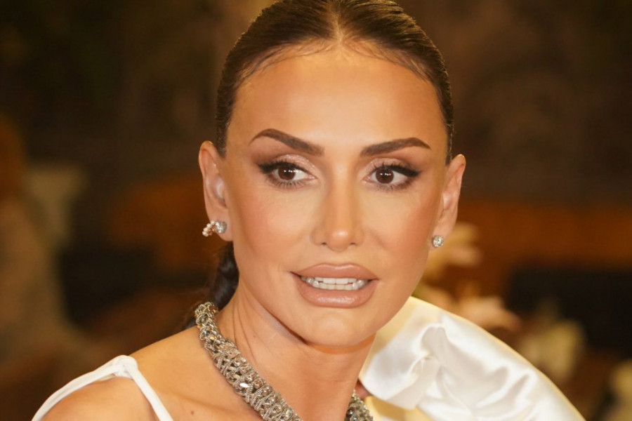 GODINAMA SE SPEKULIŠE DA SE EMINA JAHOVIĆ IZOPERISALA OD GLAVE DO PETE: Poslednjom objavom je svima zapušila usta! (FOTO)