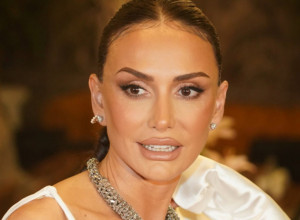 GODINAMA SE SPEKULIŠE DA SE EMINA JAHOVIĆ IZOPERISALA OD GLAVE DO PETE: Poslednjom objavom je svima zapušila usta! (FOTO)