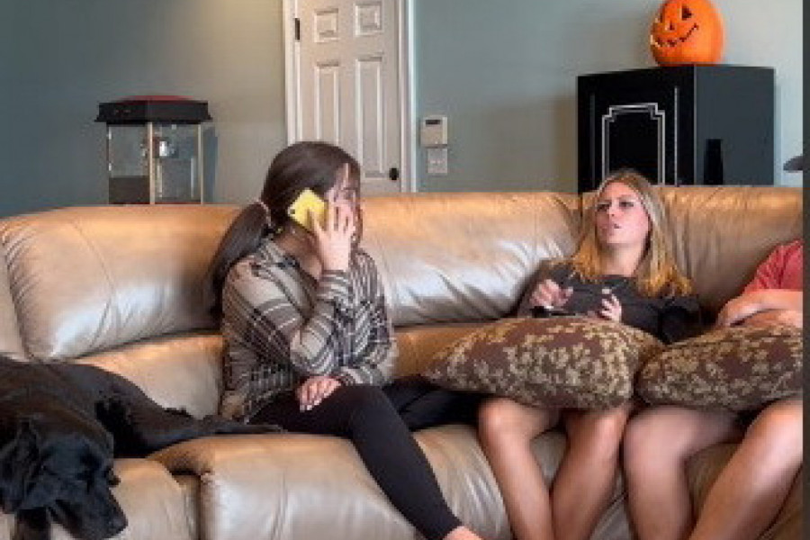 RASPRAVLJALA SE S NEKIM PREKO TELEFONA: Brat je skočio kao oparen kad je čuo da neko preti njegovoj sestri! (VIDEO)