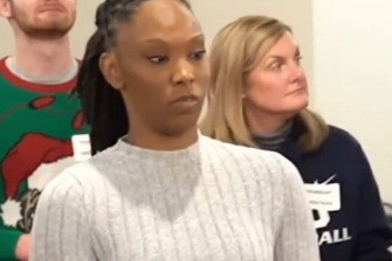 SNIMAK KOJI TERA SUZE NA OČI: Majka je posle tri godine videla svoje ćerke i nije mogla da ih pusti iz zagrljaja! (VIDEO)