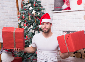 PRODAVAČICA OTKRIVA KAKO DA PREPOZNATE ŽENSKAROŠA: Muškarci uvek kupuju isti novogodišnji poklon ženi i ljubavnici, a evo i koji! (VIDEO)