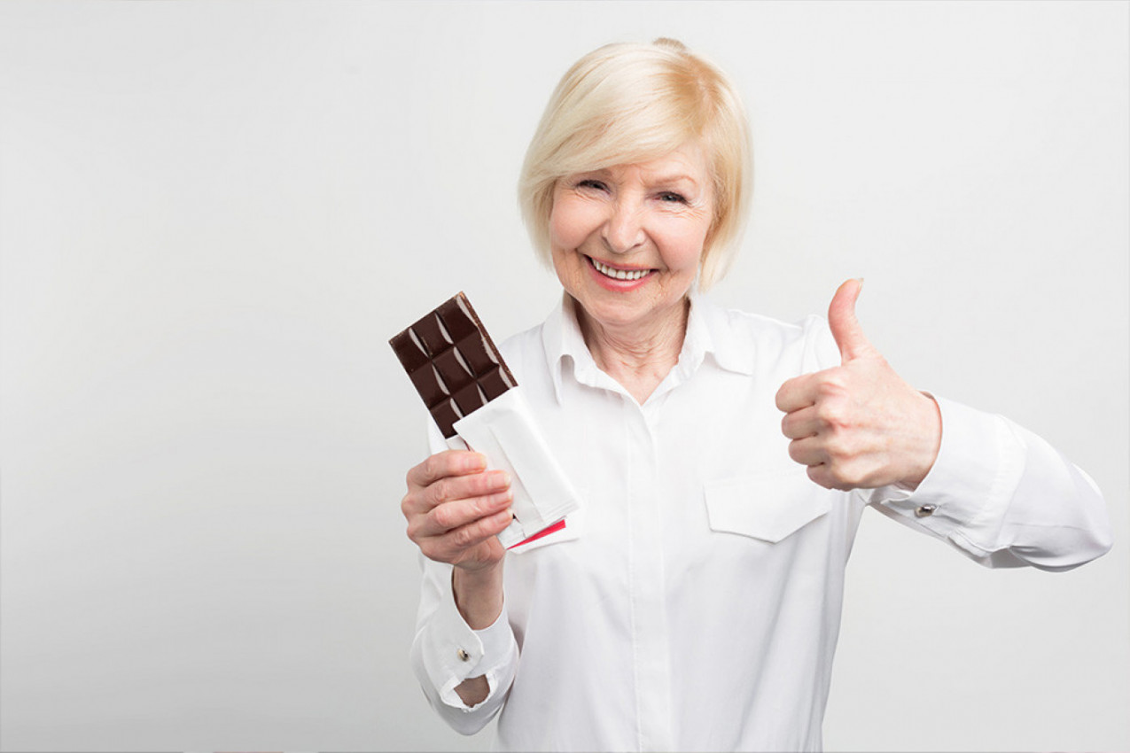 ZAŠTO ŽENE U ZRELIM GODINAMA TREBA DA JEDU ČOKOLADU: Poboljšava raspoloženje i energiju, umanjuje umor i ankcioznost! (FOTO)