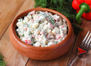 NEMA PRAZNIKA BEZ NJE: Ruska salata sa makaronama je nešto novo, a podjednako ukusno!