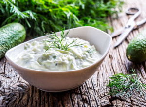 EVO KAKO DA NAPRAVITE TZATZIKI SALATU: Sočan dodatak jelu po autentičnom grčkom receptu (FOTO)