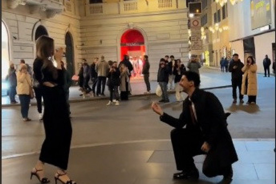 KLEKNUO JE NA ULICI PRED SVIMA I IZVADIO PRSTEN: I dok su se prolaznici okupljali usledio je veleobrt kome se nije nadao! (VIDEO)