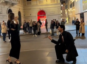 KLEKNUO JE NA ULICI PRED SVIMA I IZVADIO PRSTEN: I dok su se prolaznici okupljali usledio je veleobrt kome se nije nadao! (VIDEO)