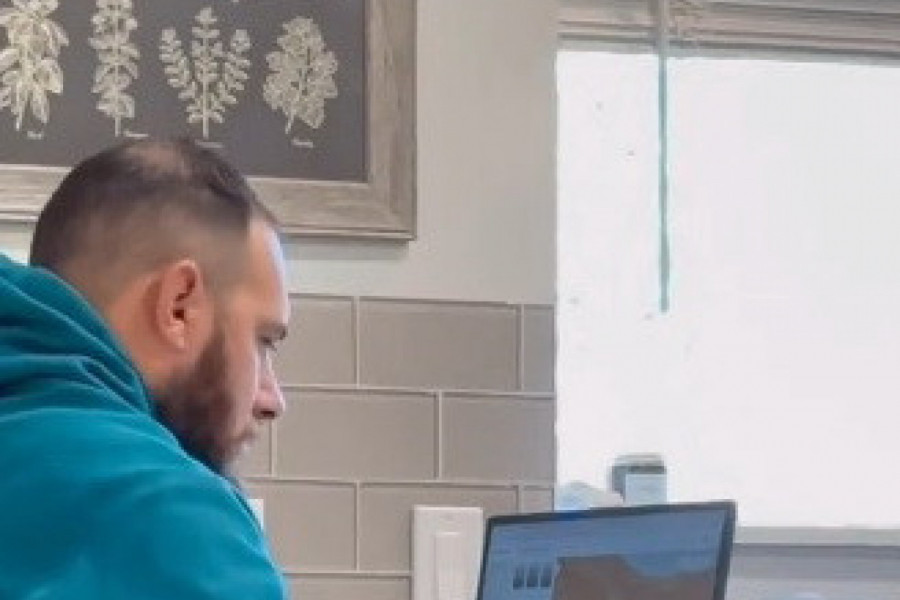 GLEDALA JE ŠTA NJEN SUPRUG TAJNO PRETRAŽUJE NA INTERNETU: Odlučila je da tome stane na kraj i priredila mu iznenađenje koje će zauvek pamtiti (VIDEO)