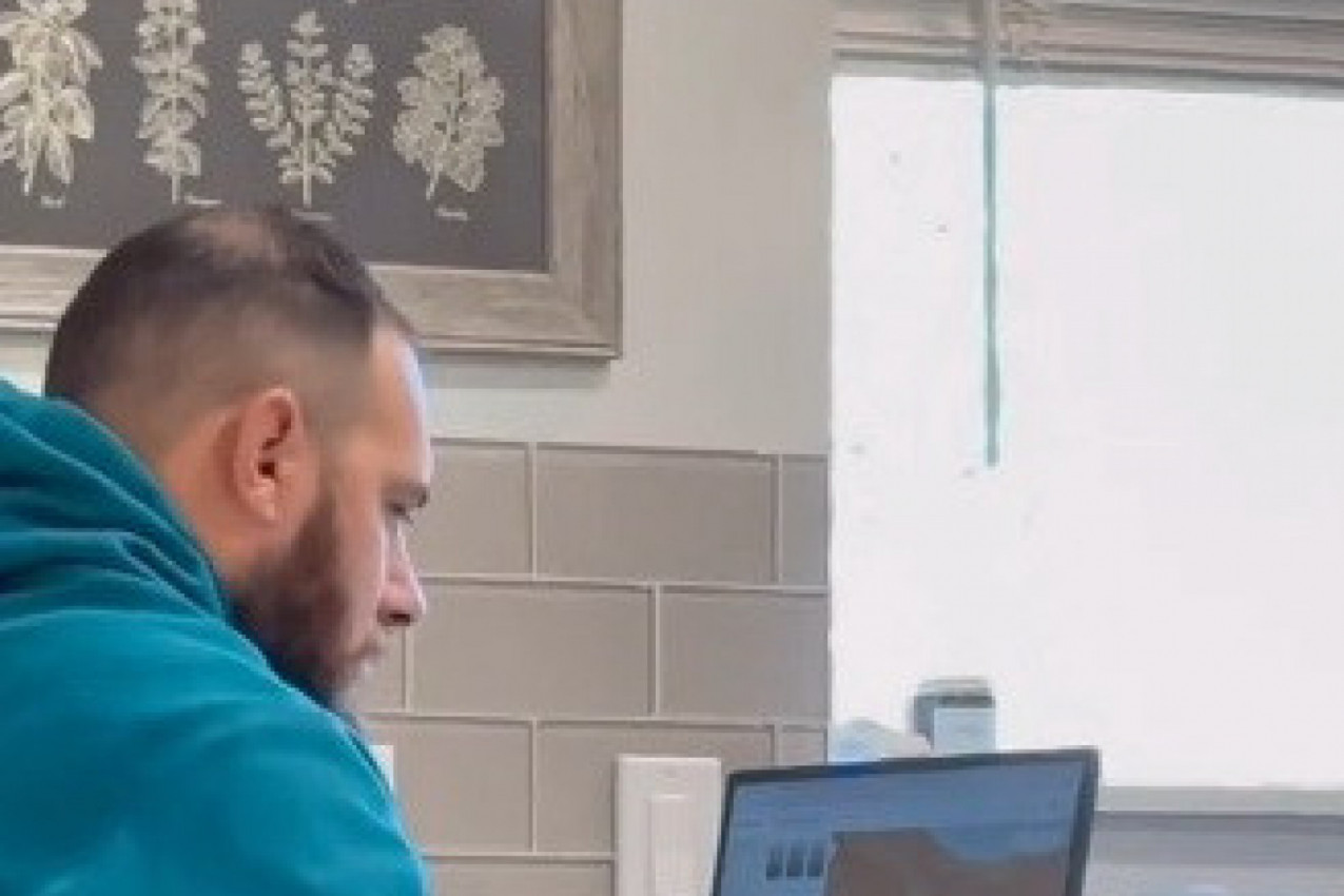 GLEDALA JE ŠTA NJEN SUPRUG TAJNO PRETRAŽUJE NA INTERNETU: Odlučila je da tome stane na kraj i priredila mu iznenađenje koje će zauvek pamtiti (VIDEO)