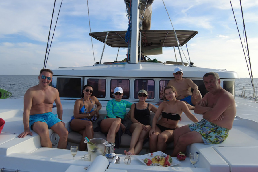 ODVEO JE FAMILIJU NA BAHAME ONI SE NALJUTILI: Malo im je bilo luksuza hteli su i nešto u kešu!