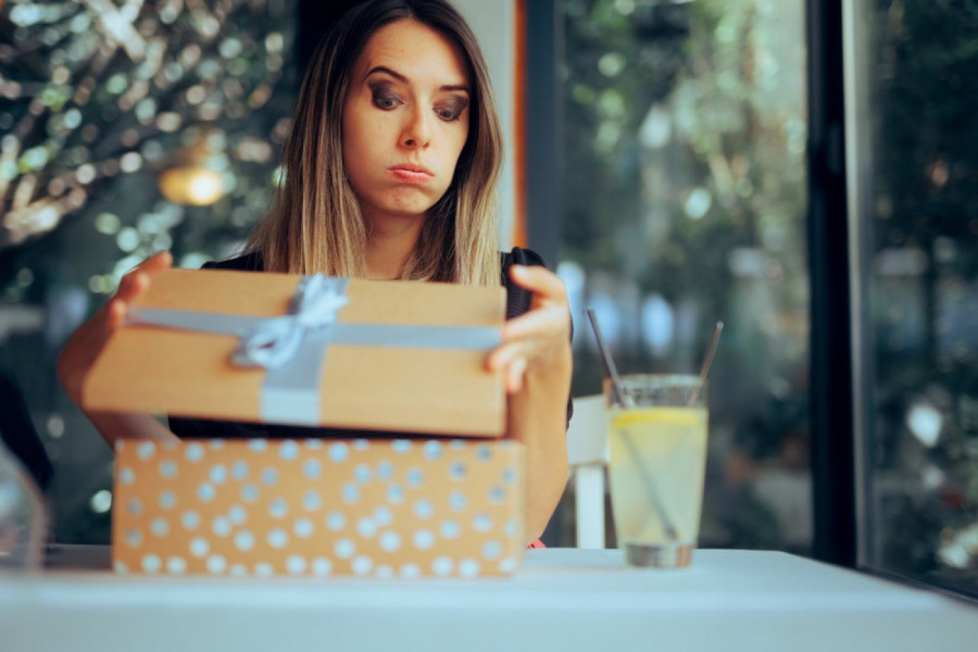 DOBILA JE NOVOGODIŠNJI POKLON OD ŠEFA, KADA GA JE OTVORILA OSTALA JE U ŠOKU: " Kakav drzak potez" (FOTO)