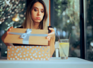 DOBILA JE NOVOGODIŠNJI POKLON OD ŠEFA, KADA GA JE OTVORILA OSTALA JE U ŠOKU: " Kakav drzak potez" (FOTO)