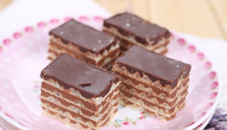 OBLANDE SA PLAZMOM I ČOKOLADOM: Starinski kolač u novom ruhu, uživaćete u svakom zalogaju (FOTO)