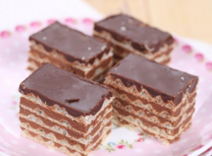 OBLANDE SA PLAZMOM I ČOKOLADOM: Starinski kolač u novom ruhu, uživaćete u svakom zalogaju (FOTO)