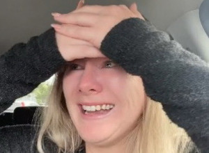 IZ FRIZERSKOG SALONA JE IZAŠLA U SUZAMA: Ljudi su se šokirali kad je pokazala šta joj se nalazi na glavi! (VIDEO)