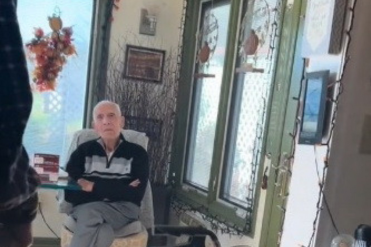 EMOTIVAN SNIMAK KOJI JE RASPLAKAO SVE NA MREŽAMA: Vremešni dekica nije mogao da sakrije suze kad je ugledao njega! (VIDEO)