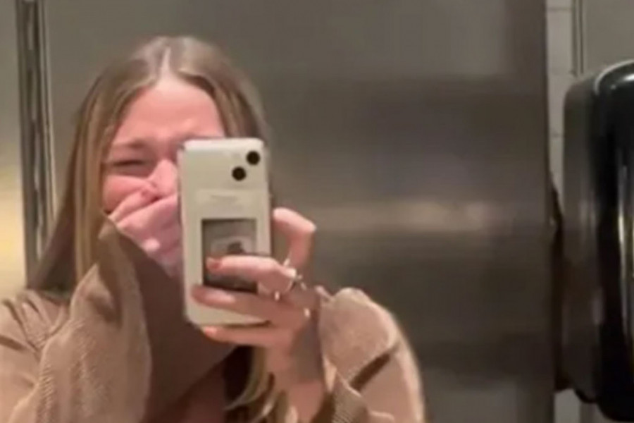 NAKON VEČERE KRENULA JE KUČI NI NE SLUTIVŠI KAKAV REKVIZIT JE PONELA SA SOBOM: Svi u neverici gledaju šta ova devojka ima na sebi (VIDEO)