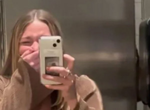 NAKON VEČERE KRENULA JE KUČI NI NE SLUTIVŠI KAKAV REKVIZIT JE PONELA SA SOBOM: Svi u neverici gledaju šta ova devojka ima na sebi (VIDEO)