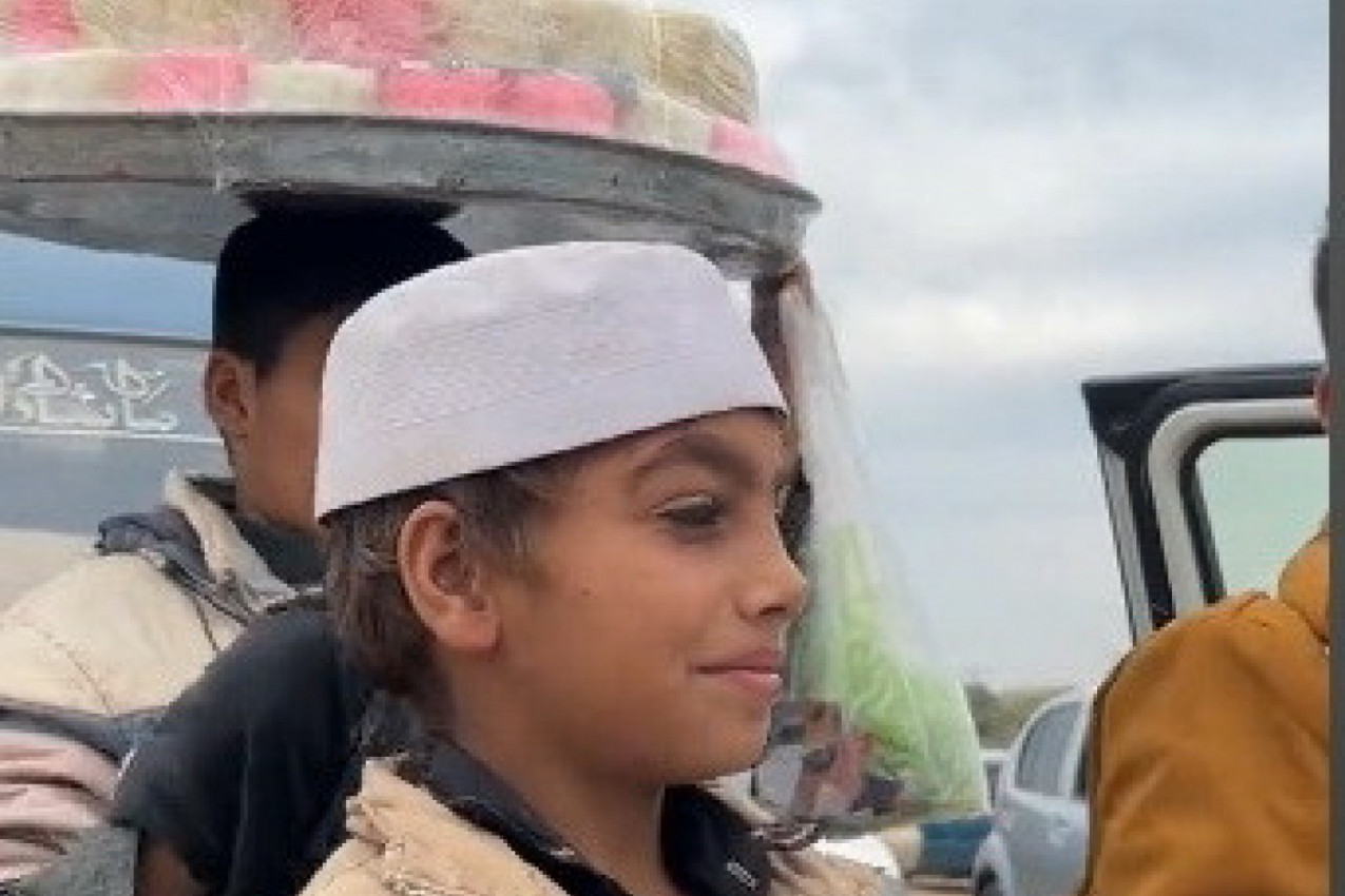 O LEPOTI OVOG DEČAKA BRUJI INTERNET: Stidljivi mališan je pogledao u kameru, nasmešio se i svi su zanemeli! (VIDEO)