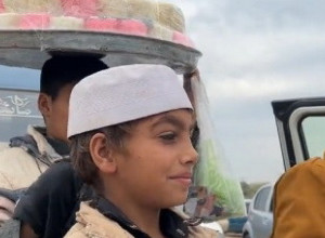 O LEPOTI OVOG DEČAKA BRUJI INTERNET: Stidljivi mališan je pogledao u kameru, nasmešio se i svi su zanemeli! (VIDEO)