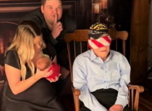 DEKI SU ZAVEZALI OČI I SPUSTILI MU BEBU U NARUČJE: Dirljiva scena rasplakala je njegovu unuku, ali i sve druge ljude na mrežama! (VIDEO)