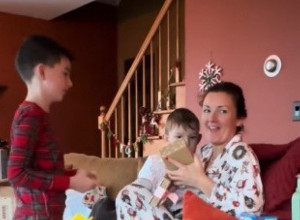 DEČAK JE PRUŽIO MAJCI POKLON: Kad je videla šta joj je kupio suze su same počele da se slivaju niz njeno lice! (VIDEO)