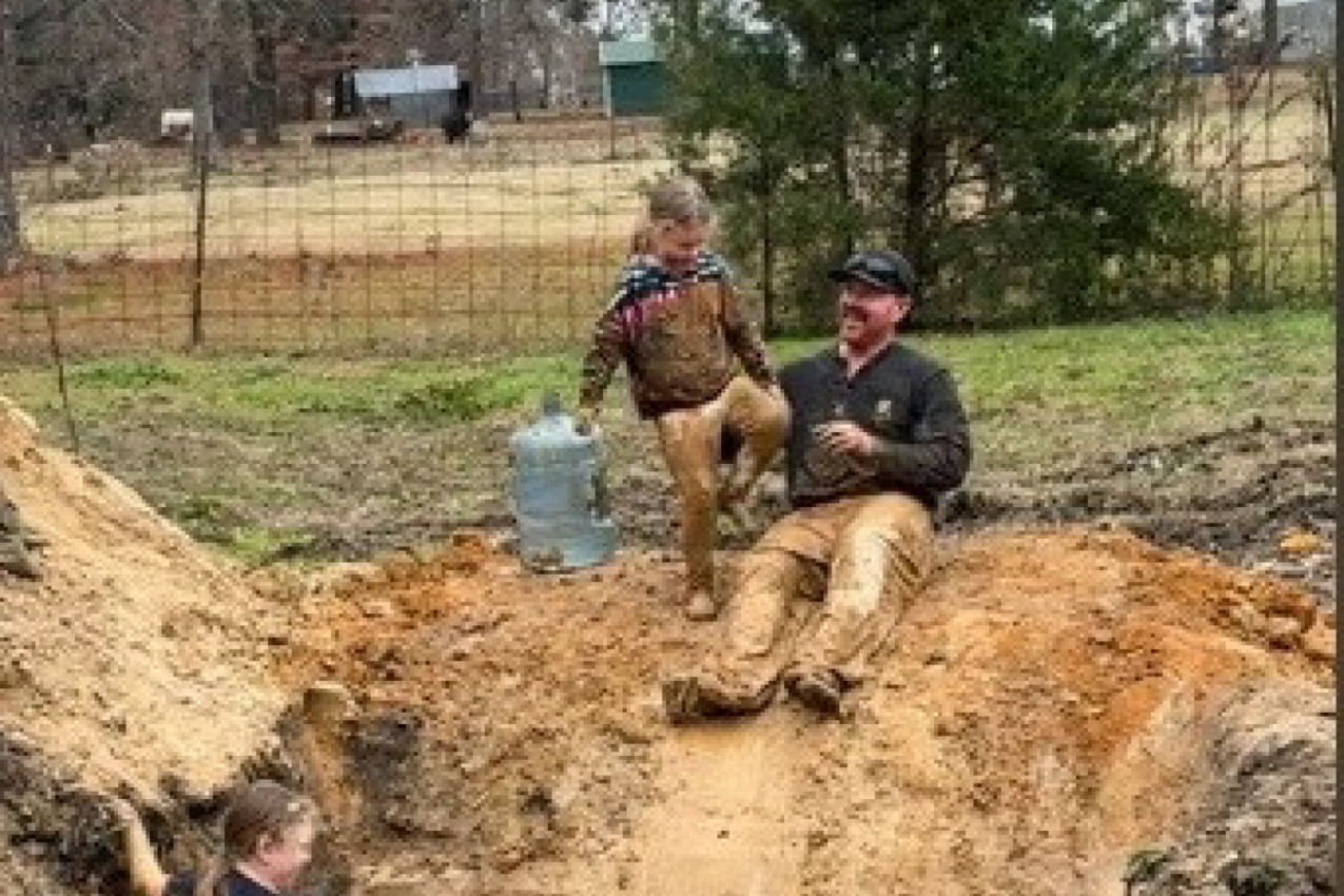 SVI GLEDAJU U ONO ŠTA JE OVAJ OTAC RADIO USRED BLATA: Ova njegova igra izazvala je brojne reakcije, svi sažaljevaju majku (VIDEO)