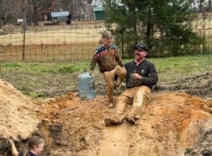 SVI GLEDAJU U ONO ŠTA JE OVAJ OTAC RADIO USRED BLATA: Ova njegova igra izazvala je brojne reakcije, svi sažaljevaju majku (VIDEO)