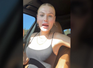 SVI SU GLEDALI U OVU DEVOJKU: Atraktivna plavuša je mislila da se dive njenoj lepoti, a onda je pocrvenela od sramote! (VIDEO)