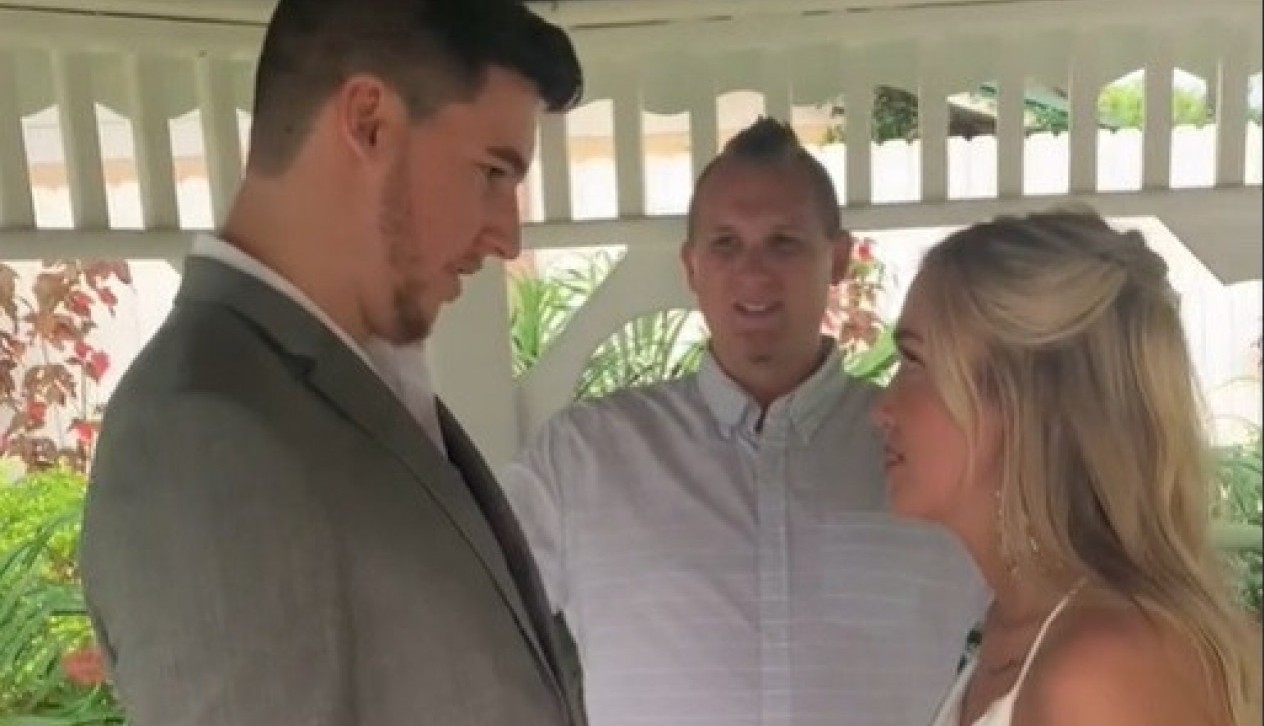 VENČANJE JE POČELO SAVRŠENO, A ONDA JE MLADA SAMO KLONULA: Gosti su bili u šoku kad su shvatili šta se desilo! (VIDEO)