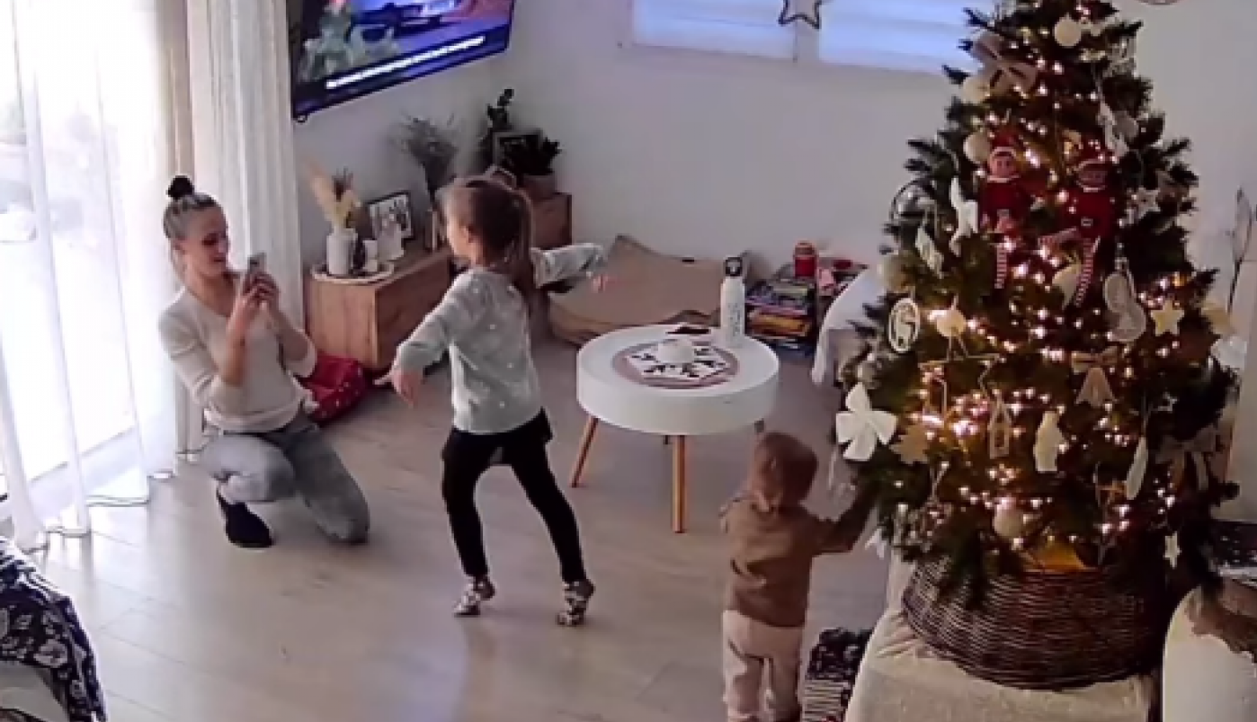 IDILIČNA SLIKA PORODICE OKUPLJENE OKO JELKE NESTALA JE U TRENU: Mama je fotografisala ćerku, ali onda je nastala katastrofa, dečak se u trenu prestravio! (FOTO+VIDEO)