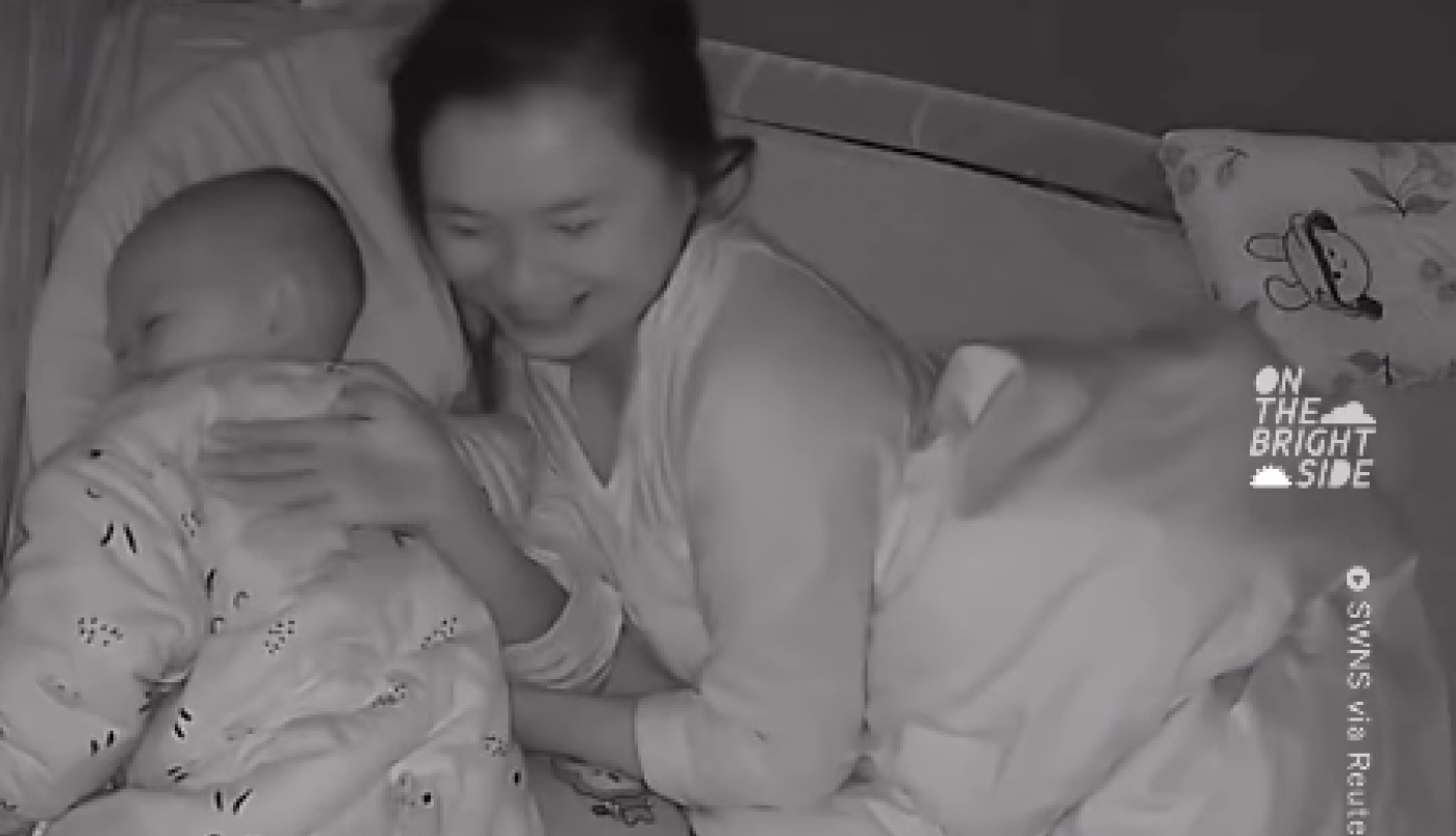 HRKANJE OCA BUDILO JE BEBU KOJA GA JE "KAZNILA": Ono što je mališan uradio niko nije mogao ni da nasluti, svi su ostali zatečeni (FOTO+VIDEO)