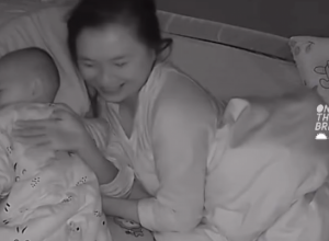 HRKANJE OCA BUDILO JE BEBU KOJA GA JE "KAZNILA": Ono što je mališan uradio niko nije mogao ni da nasluti, svi su ostali zatečeni (FOTO+VIDEO)