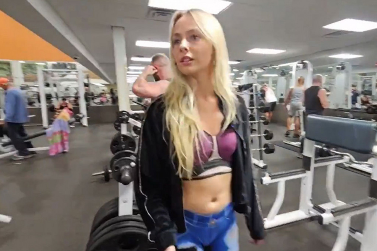 ZBOG NEPRIMERENOG STAJLINGA DEVOJKU ISTERALI IZ TERETANE: " Ako nemate odeću, morate da odete", svi su komentarisali izgled ove devojke (VIDEO)