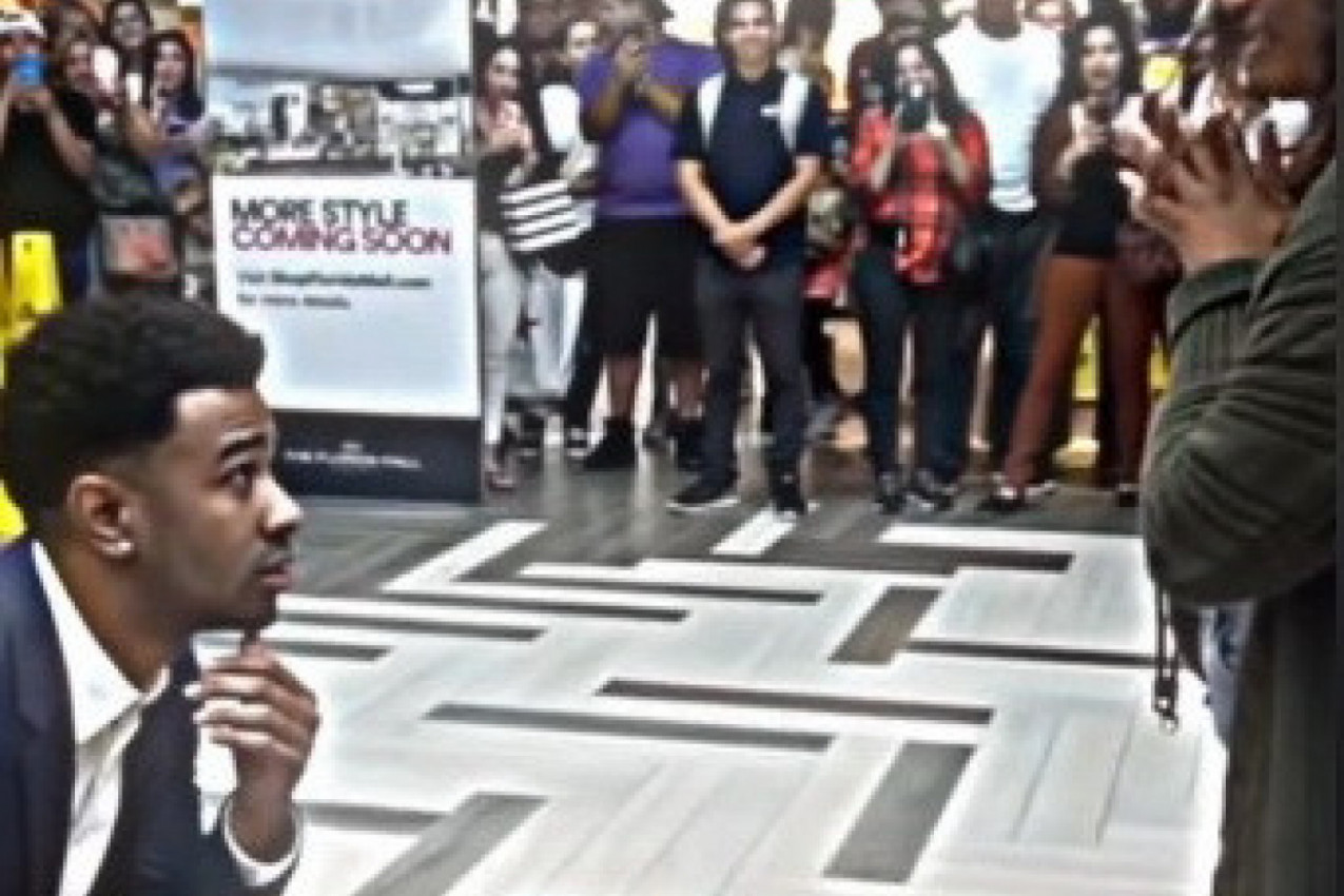 ZAPROSIO JE DEVOJKU NASRED AERODROMA: Ovakvu reakciju nije mogao ni da nasluti, ovakvo poniženje će zauvek pamtiti (VIDEO)